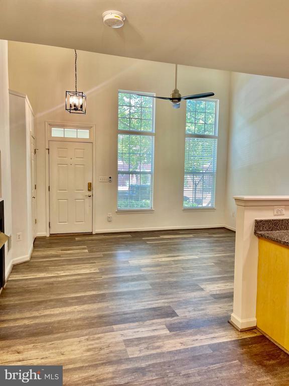 Building Photo - 1883 Crescent Park Dr