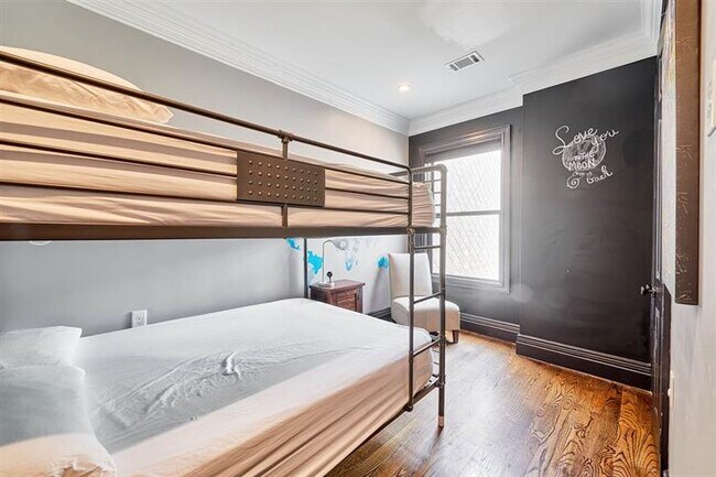 Foto del edificio - 145 Webster Ave