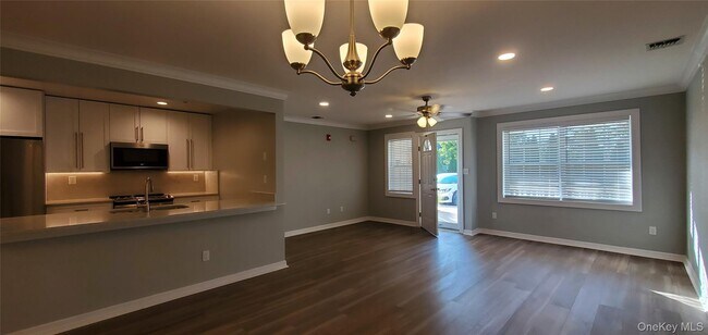 Foto del edificio - 81 Secatogue Ave