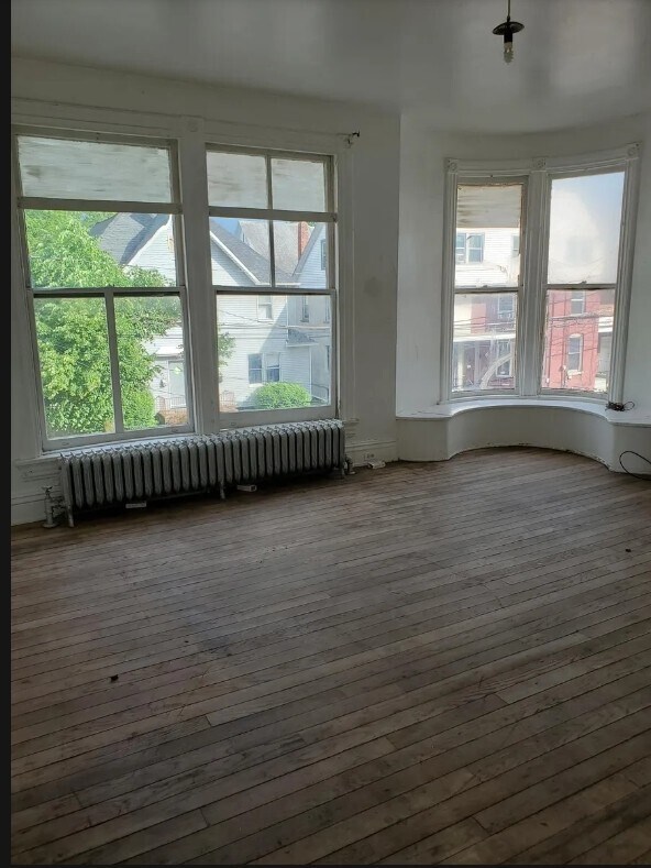 Building Photo - 387 S River St