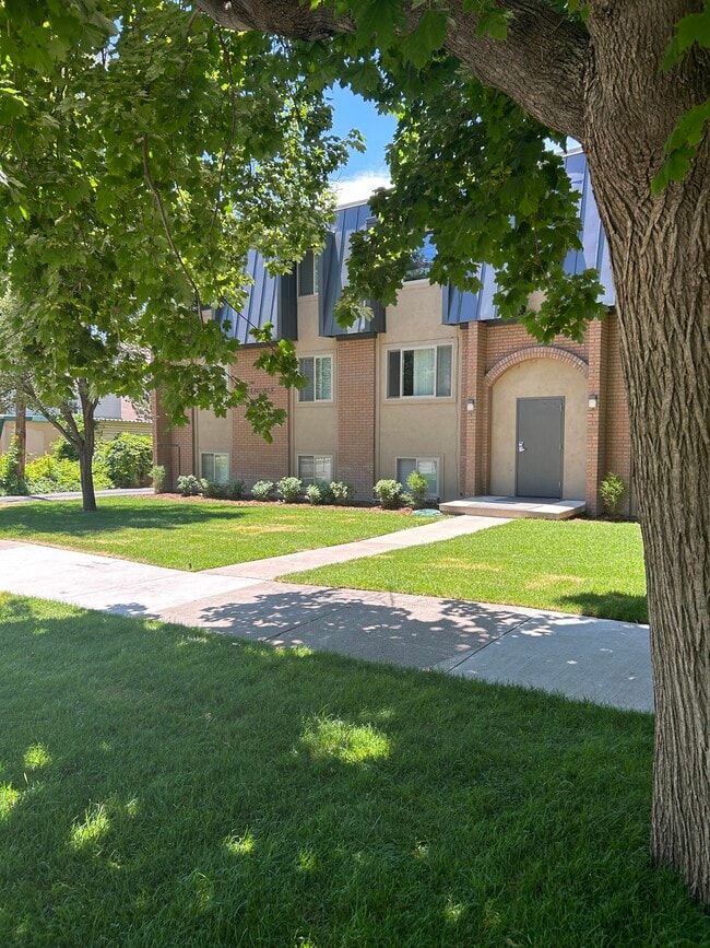 Building Photo - 140 800 E
