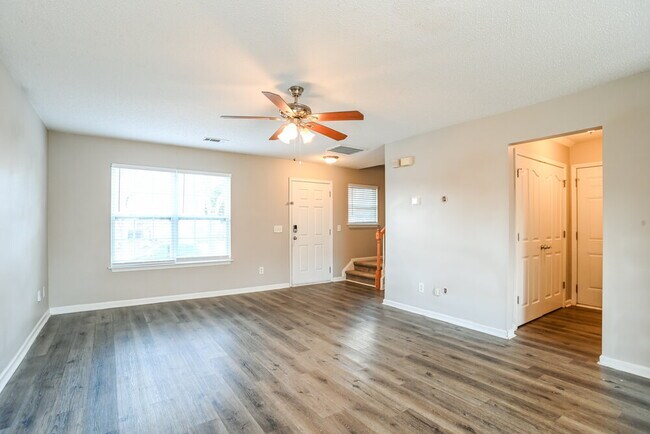 Foto del edificio - 913 River Trail Rd