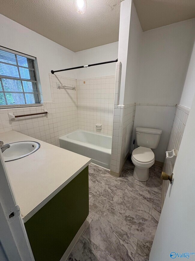 Foto del edificio - 210 Cloverleaf Dr
