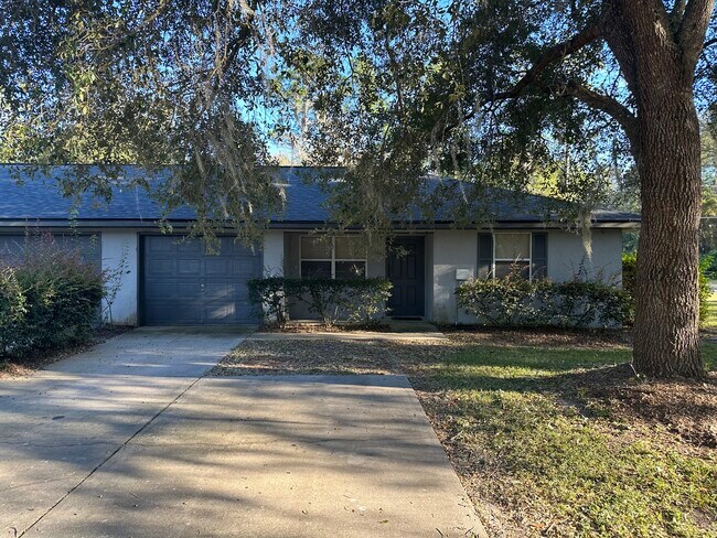 Front door and garage door - 2715 SE Country Club Rd