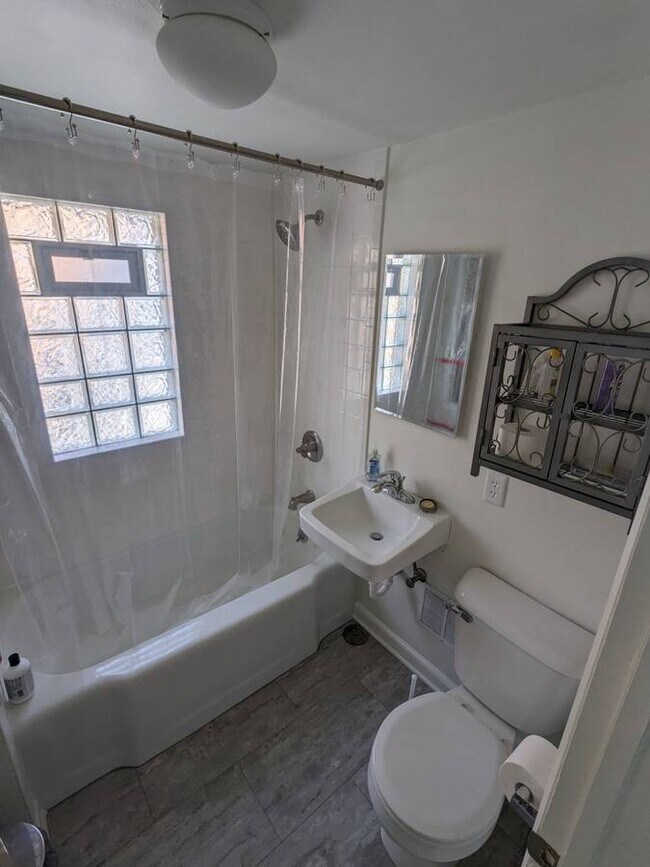 Building Photo - 2417 N Pierce St