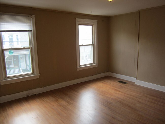 Foto del edificio - 118 Houghton Ave
