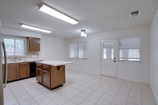 Building Photo - 4601 Gray Fox Dr