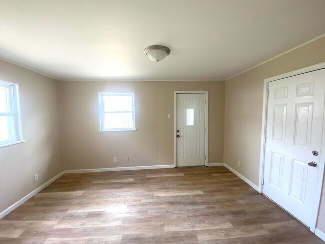 Building Photo - 3 bedroom/1 bath Home Available Now in Peo...