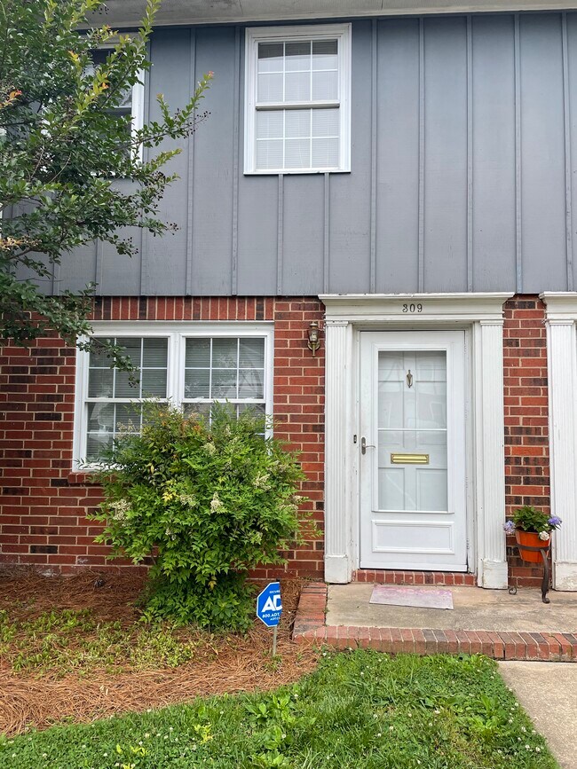 Building front - 1300 Larchmont Plz