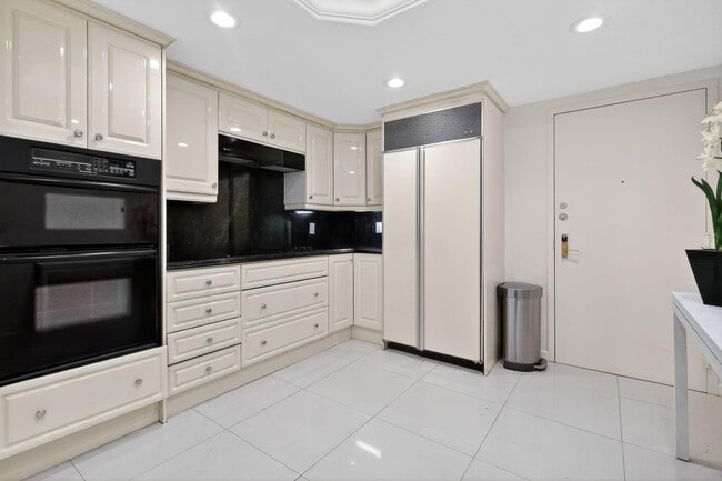 Building Photo - 9595 Collins Ave