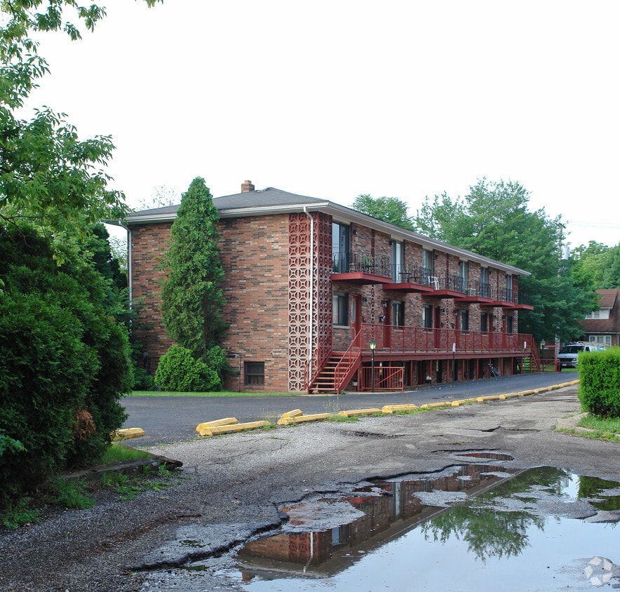 2425 Northland St, Cuyahoga Falls, OH 44221 Apartments in Cuyahoga