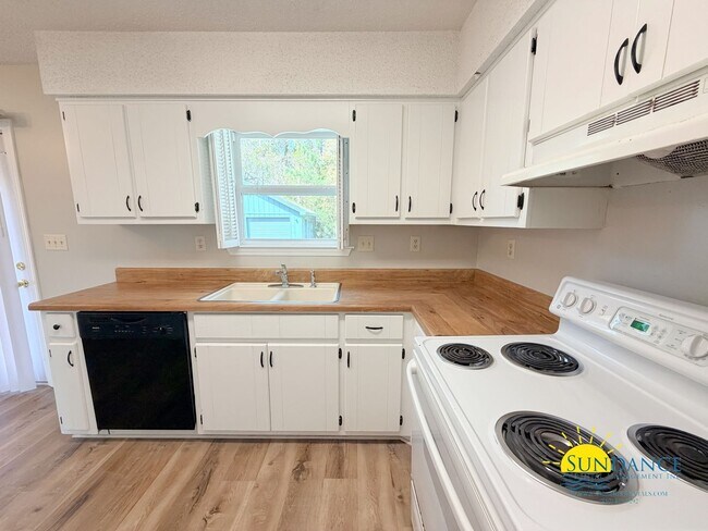 Foto del edificio - Newly Renovated 3 Bedroom with Oversized detached workshop/garage!