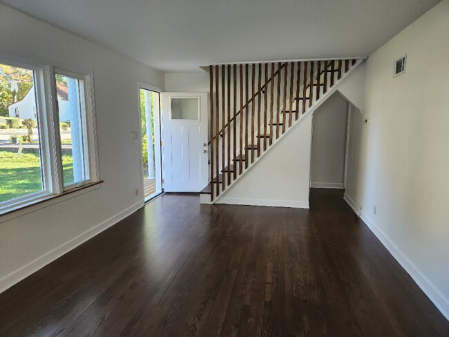 Building Photo - 609 Maple Ave