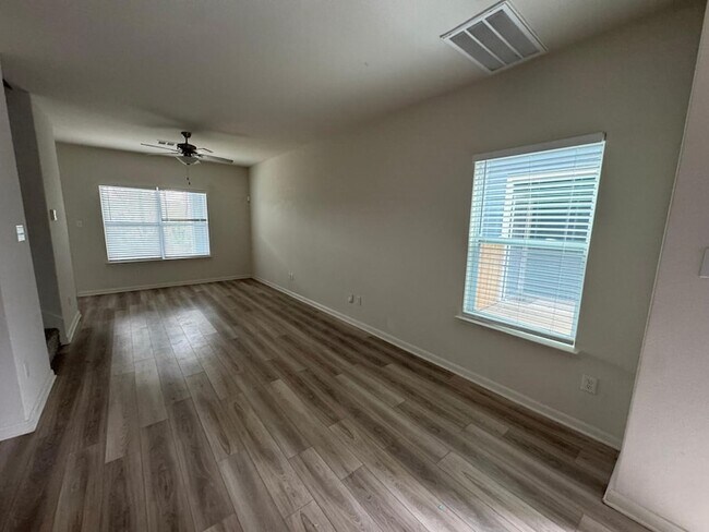 Foto del edificio - 315 Marsh Ln