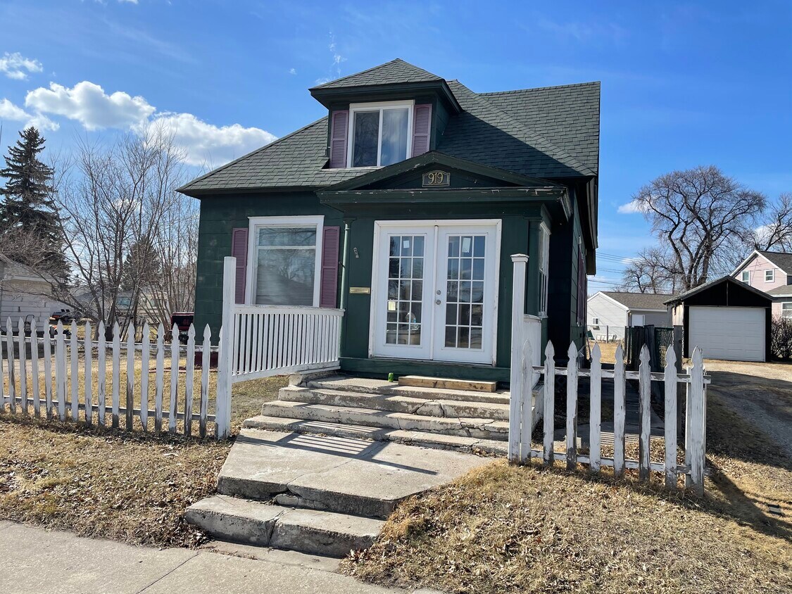 Exterior - 919 N Broadway