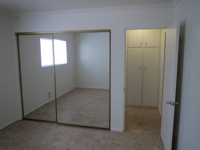 Building Photo - 651 Loma Dr