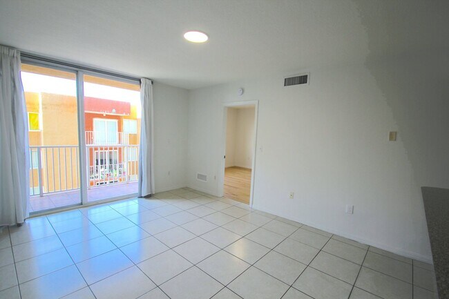 Foto del edificio - Modern 1-Bedroom 1-Bathroom with a den, centrally located in Miami