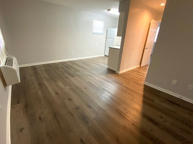 Building Photo - 204 S Souder Ave