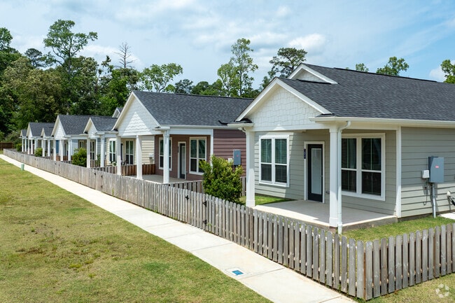 Building Photo - Cottage Living
