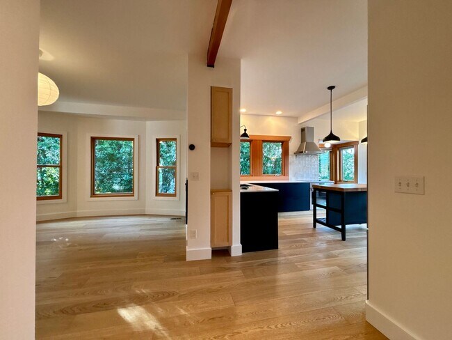 Foto del edificio - 4 Bedroom Home In Phinney Ridge, One Block From Woodland Park Zoo!