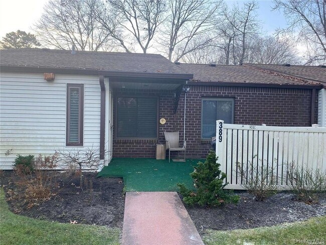 Foto del edificio - 389 Clubhouse Ct