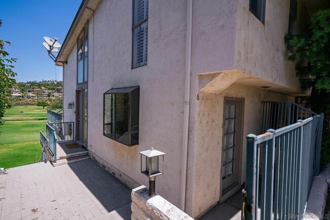 Building Photo - 2544 Navarra Dr