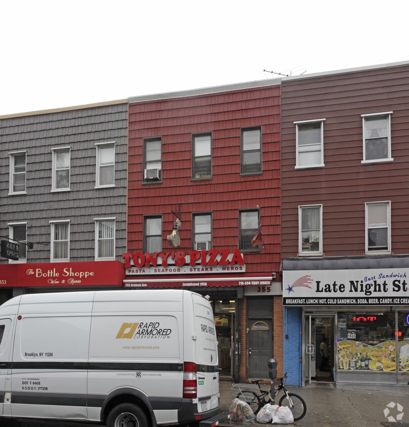 Foto del edificio - 385 Graham Ave