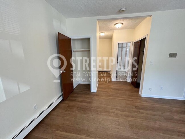Building Photo - bedroom in Boston MA 02130