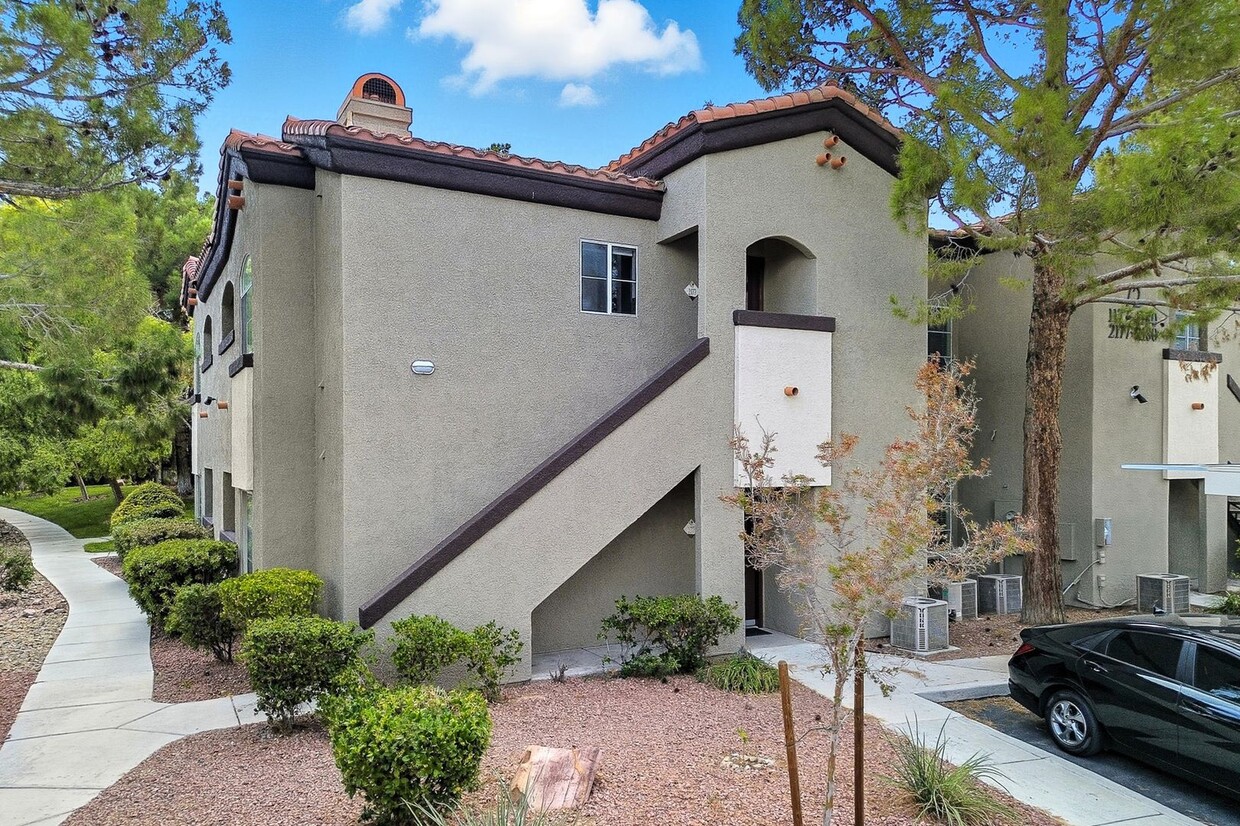 Foto principal - Upgraded 1 Bedroom Condo in Gated Communit...