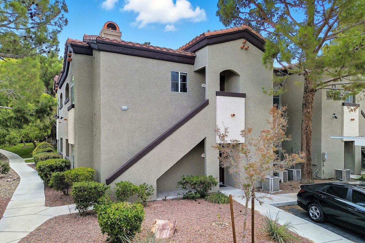 Primary Photo - Upgraded 1 Bedroom Condo in Gated Communit...
