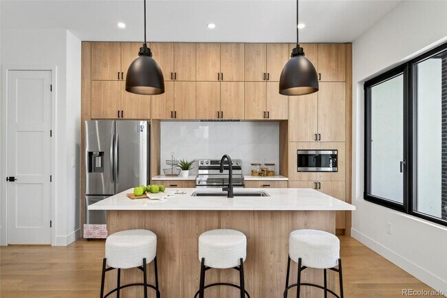 Foto del edificio - New Construction Townhome with Rooftop Deck