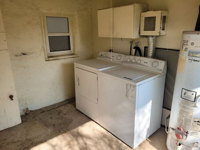 Building Photo - One Bedroom Central!