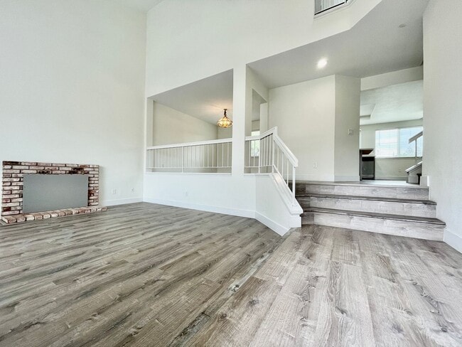 Building Photo - Fully Remodeled 5bed,3bath