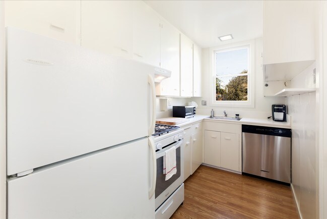 Building Photo - 360 Lombard St