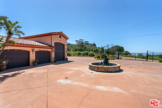 Building Photo - 10825 Pacific View Dr