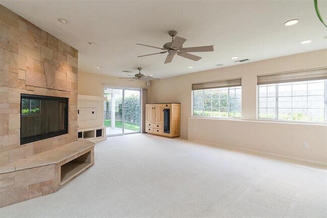 Foto del edificio - Excellent Condition, gorgeous back yard an...