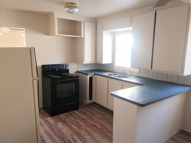 Building Photo - $1295.00 - 2 bedroom 1 bathroom house in c...