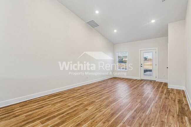 Foto del edificio - 1738-1738 S Hickory Creek St