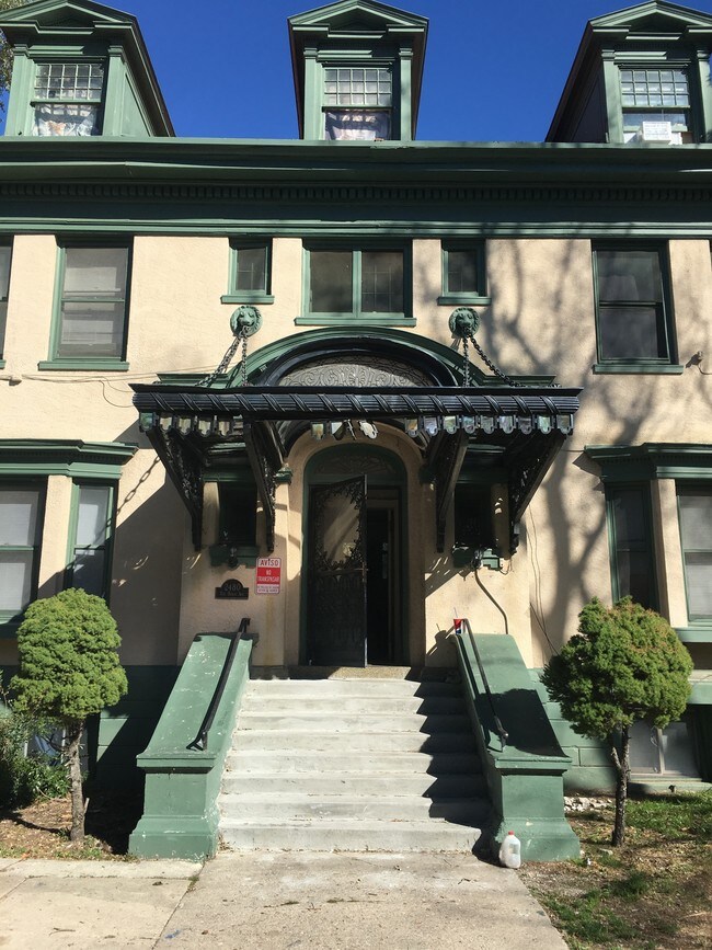 Entrada - 2480 Van Buren Ave