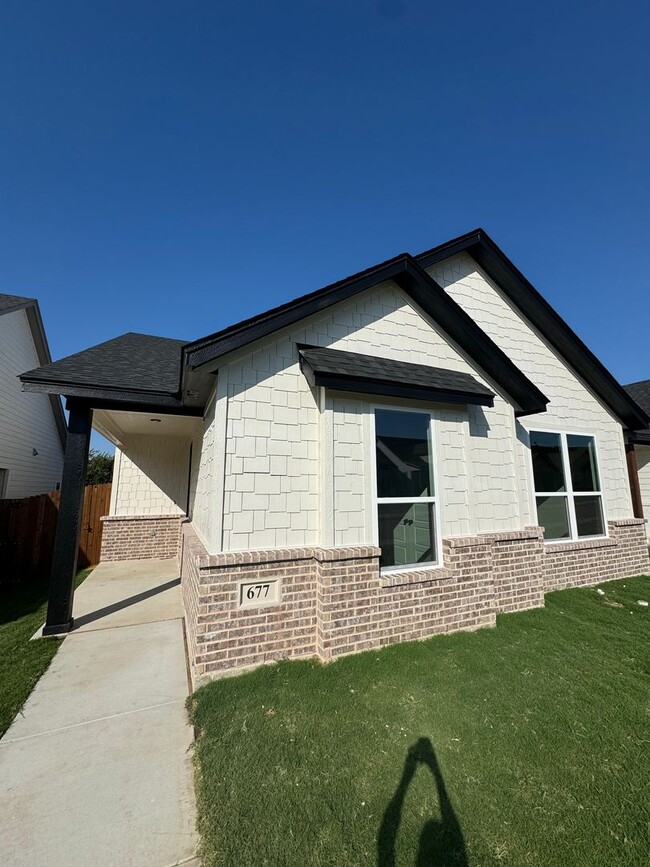 Building Photo - NEW CONSTRUCTION - 3/2/2 -FIREPLACE  Shake...