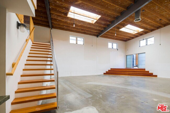 Foto del edificio - 553 Rose Ave