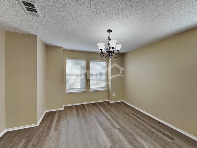 Foto del edificio - 321 Quail Run Rd