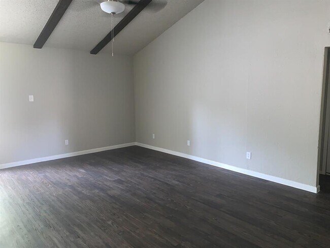 Building Photo - 406 E Springdale Ln