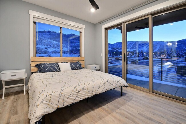 Building Photo - Gorgeous Top Floor Prospector Condo!