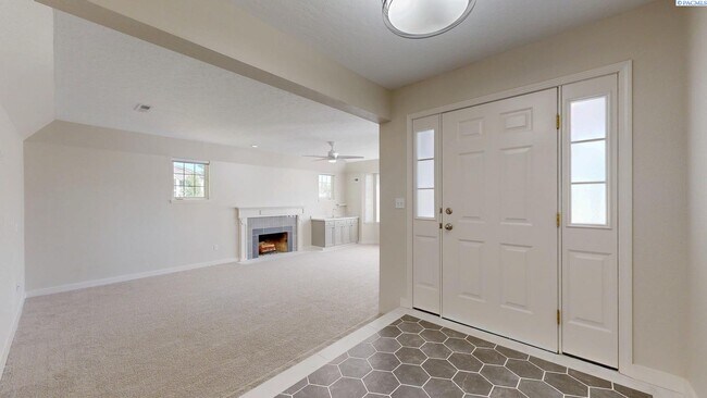 Foto del edificio - 2 bed, 2 bath townhome in Meadow Springs