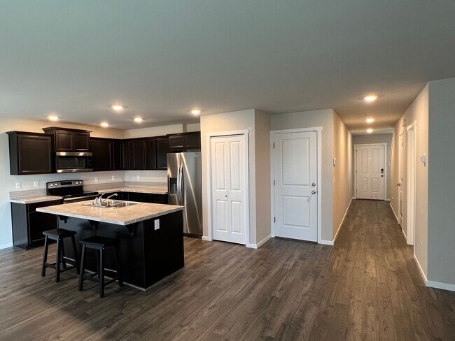Building Photo - Newer Puyallup Home is Ready for You!