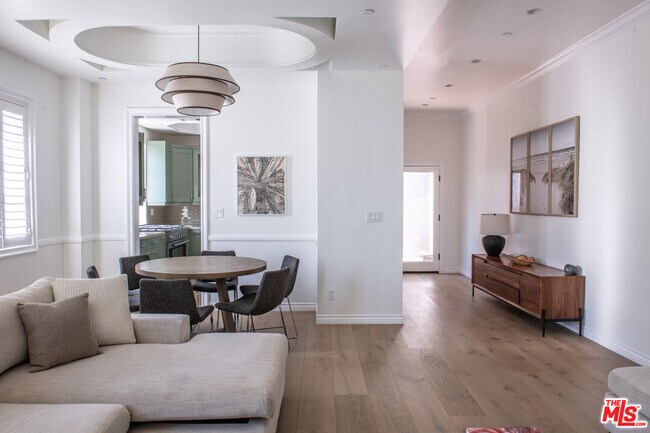 Foto del edificio - 8655 Hillside Ave