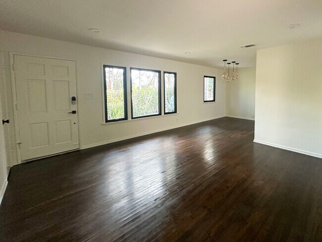 Sala de estar, con vista hacia el comedor. - 14501 W Sunset Blvd