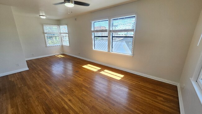 Foto del edificio - 938 S Grand View St