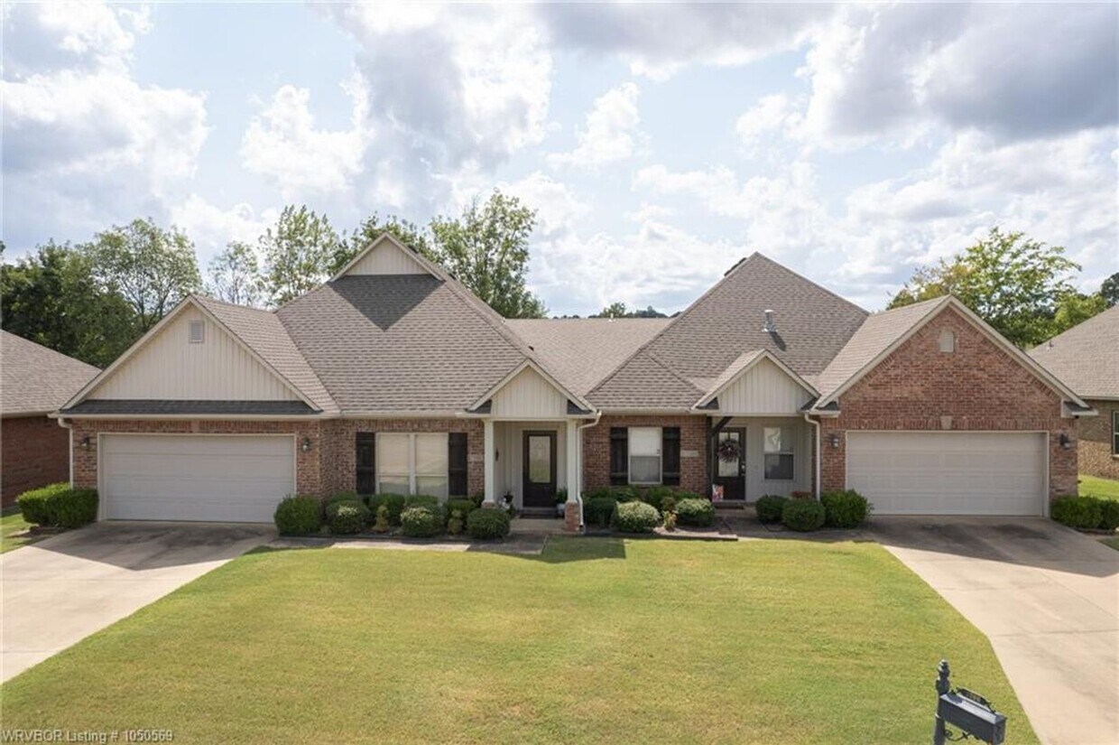 Foto principal - Spacious 3 bedroom 2 bath duplex